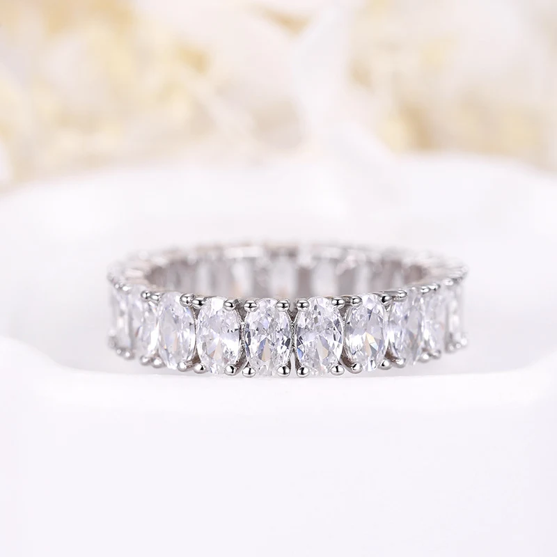 Anillo de diamantes en fila de circonita