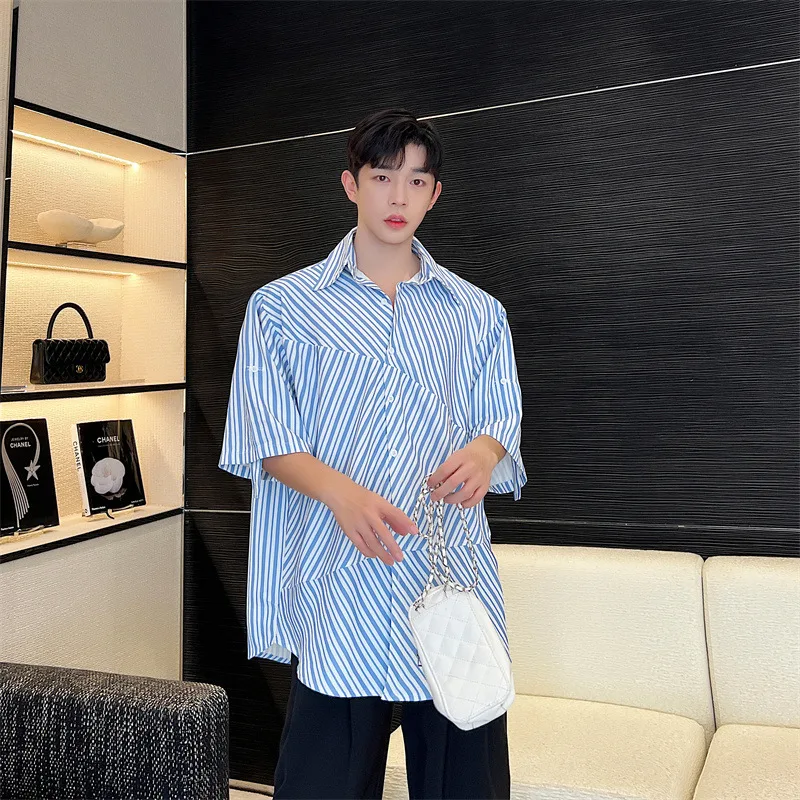 Camisa de rayas azul verano para hombre, cárdigan suelto con costuras irregulares, ideal para un look casual y fresco.