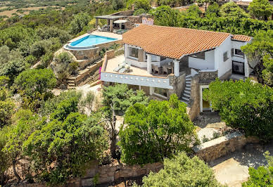 Villa avec piscine et terrasse 2