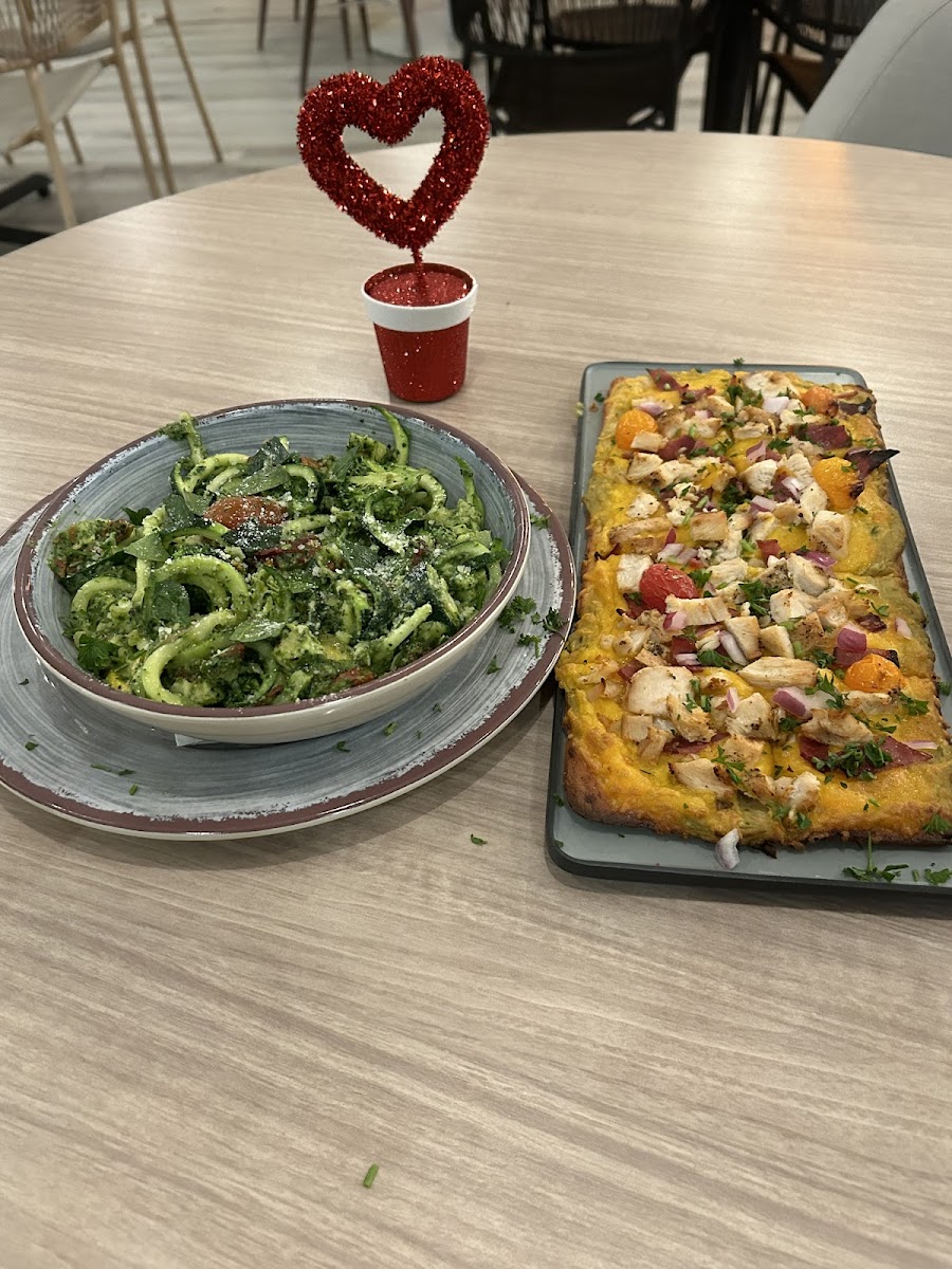 Veggie spiral pesto pasta with chicken and an AMAZING cauliflower Flatbread