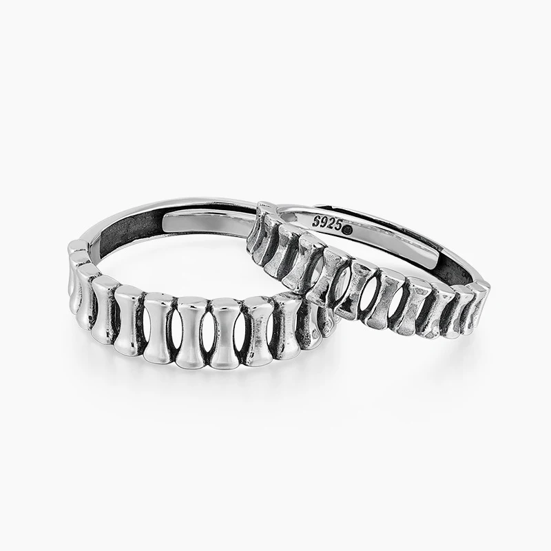 Zilveren paar ringen met een uniek design, de perfecte set om je liefde en speciale band te symboliseren.