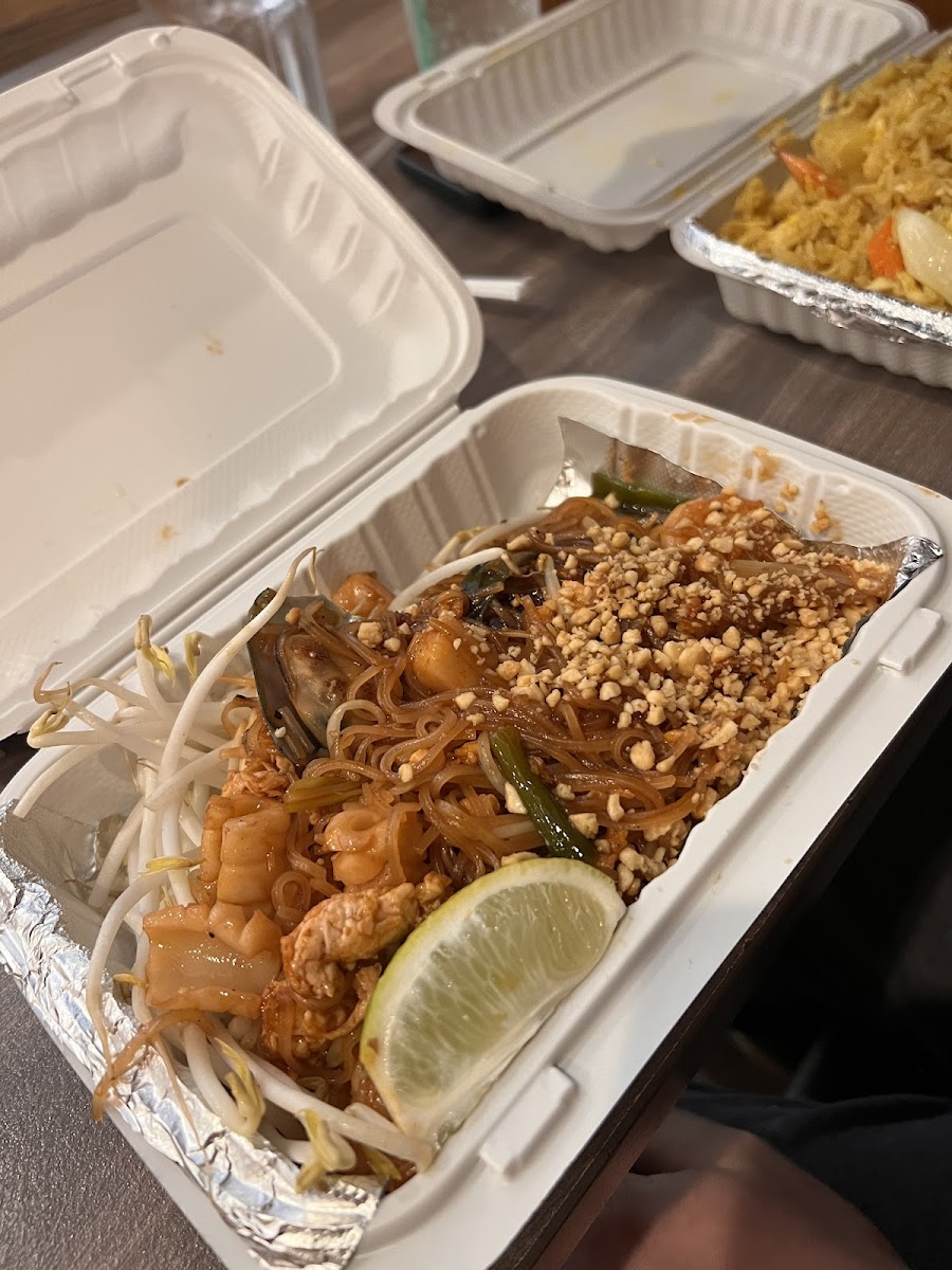 Seafood pad thai- yummy