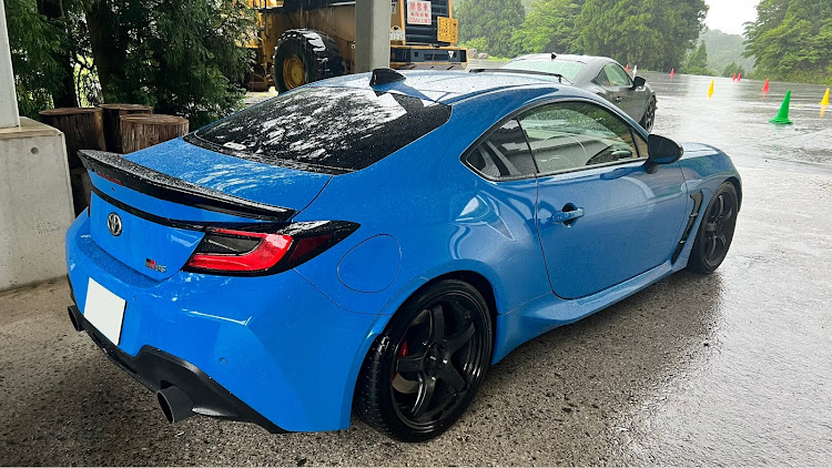 GR86の斜め45度後方の美学・ブライトブルーⅡ・奥伊吹モーターパーク・雨が滴るいい車に関するカスタム事例の投稿画像2枚目