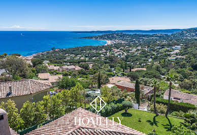 Villa avec piscine en bord de mer 11