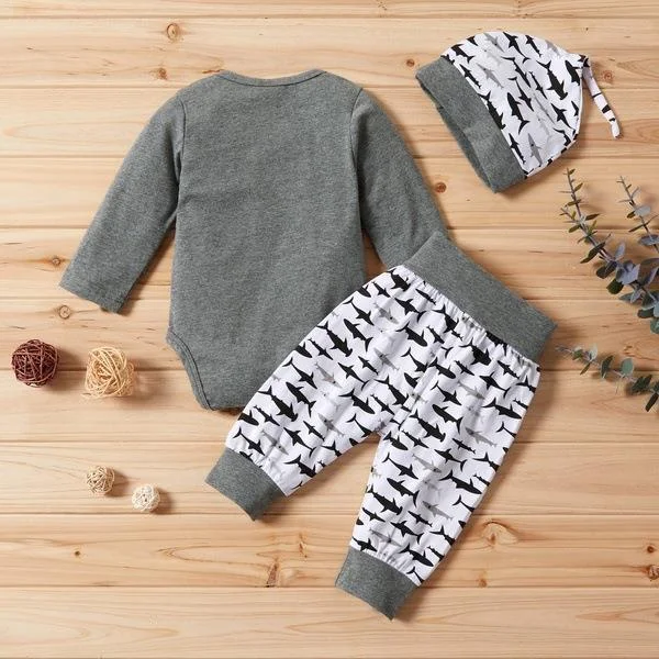 Ensemble trois pièces pour bébés et tout-petits, haut à manches longues, pantalon et chapeau avec lettres, parfait pour les journées de jeu et de découverte.