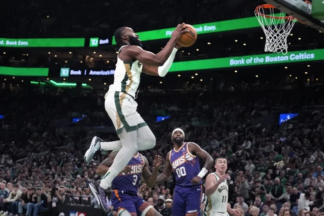 Boston pobedio Finiks i prvi se plasirao u plej-of NBA lige