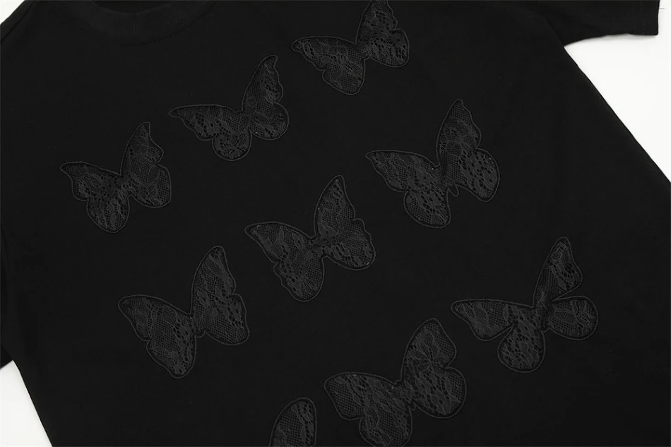 T-shirt da uomo a manica corta con ricamo a farfalla in pizzo traforato. Un capo estivo elegante, fresco e traspirante per un look unico.