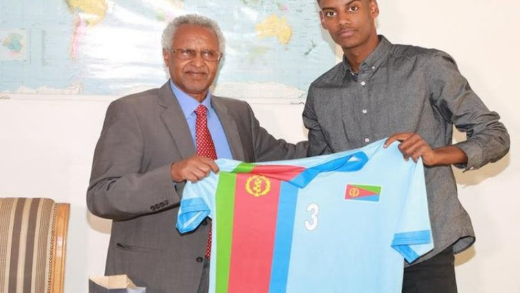 Isak (kulia) akikabidhiwa jezi ya timu ya taifa ya Eritrea alipoitembelea nchi hiyo.