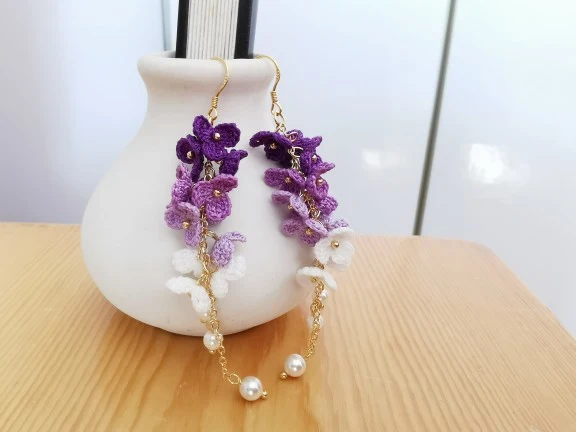 Handgemaakte micro gehaakte crushed bloem oorbellen van kantgaren, licht en elegant, ideaal voor een vleugje verfijning.