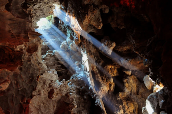 Luce in grotta di estela