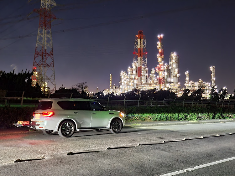 QX80のINFINITI・工場夜景・日産・リアに関するカスタム事例の投稿画像1枚目