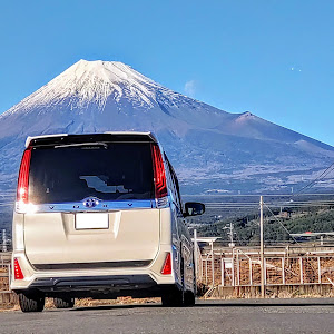 ヴォクシー ZRR80W