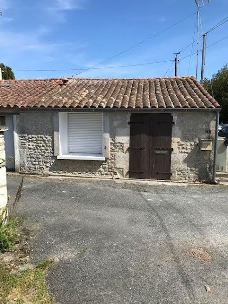 Location  maison 1 pièce 27 m² à Saint-Froult (17780), 410 €