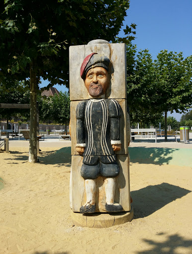 Menschensäule am Spielplatz Schloss Neugebäude 