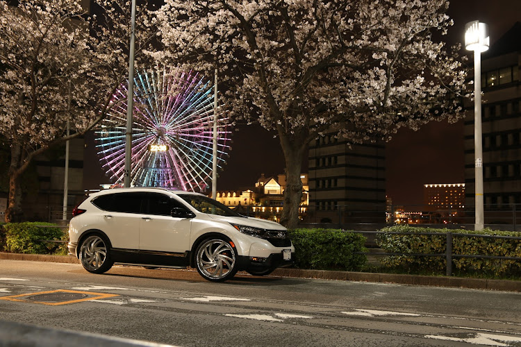 CR-VのJ-LUG・24inch・🌸と観覧車・激戦区・ライト消してぇーお願い🤣に関するカスタム事例の投稿画像1枚目