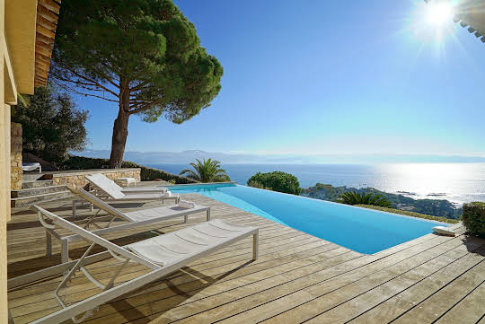 Villa avec piscine en bord de mer