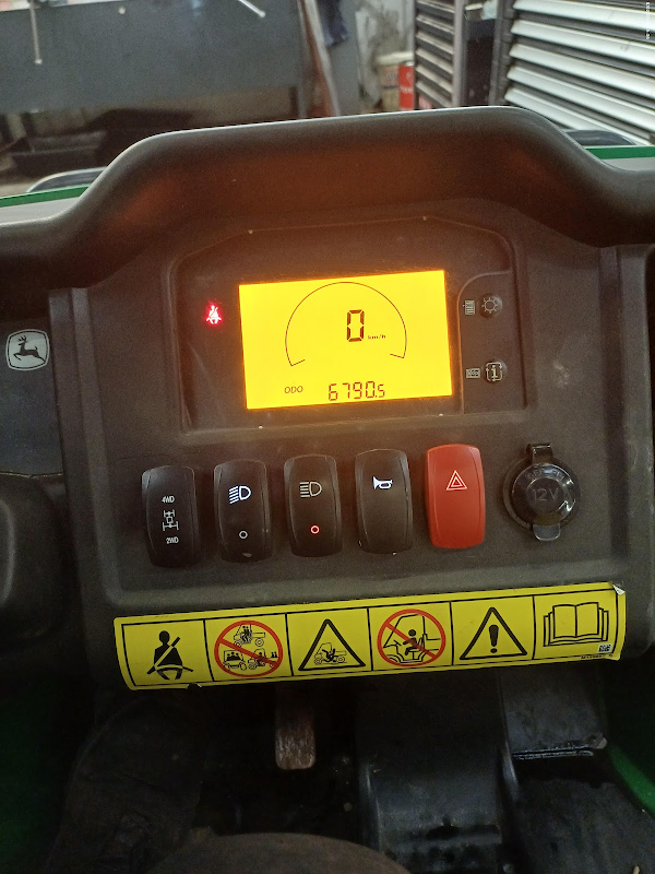 Изображение от JOHN DEERE GATOR HPX815E