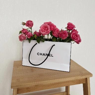 A bouquet of pink roses on a table

Description automatically generated with medium confidence