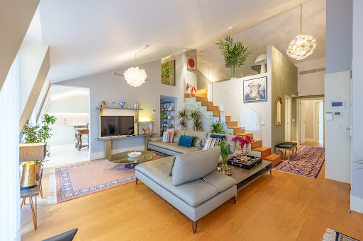 Modern living room with stairs, rug and sofa - Prestige house for sale in Lisbon, 3 bedrooms
