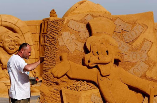 Nghệ nhân Teimur Ilya Shanin người Nga bên chú chuột Donald