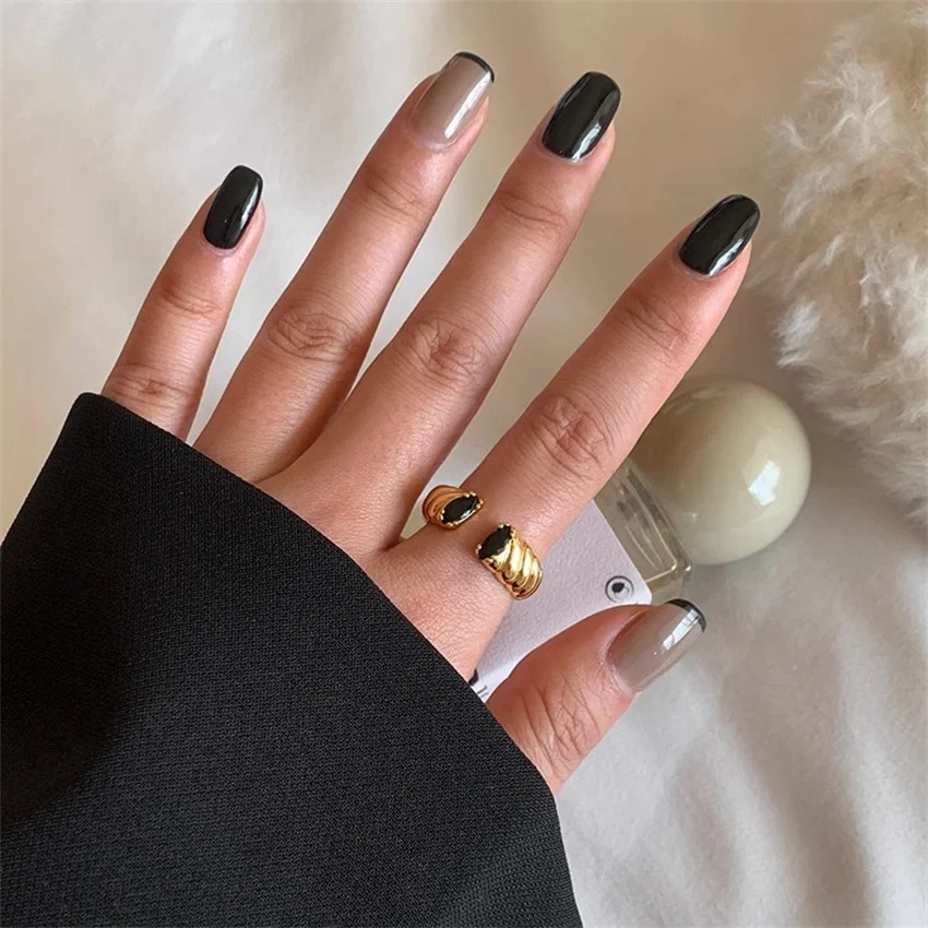 Bague ouverte avec pierres précieuses colorées pour femmes. Design spécial, raffiné et polyvalent. Bijou stylé pour toutes occasions.