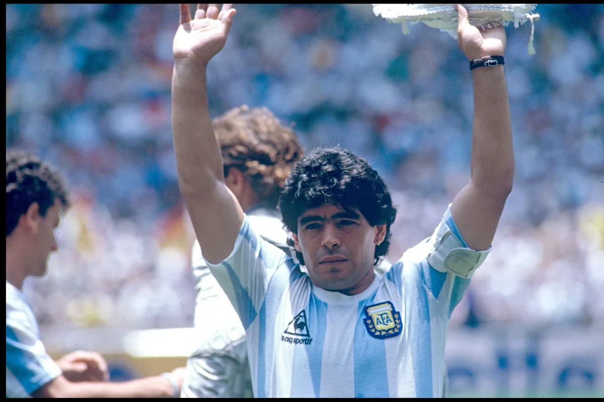 'Hand van God'-shirt Maradona verpulvert record bij veiling: veruit duurste sportshirt aller tijden