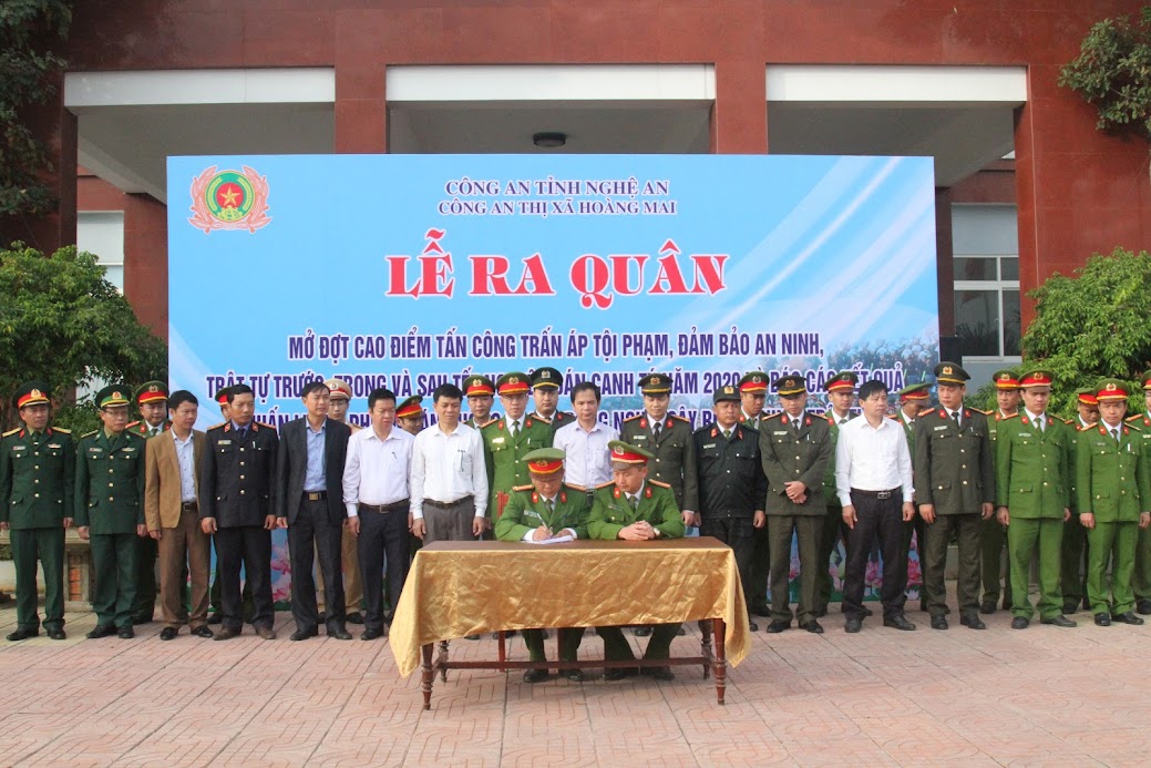 Các đội nghiệp vụ ký kết giao ước thi đua tại lễ ra quân
