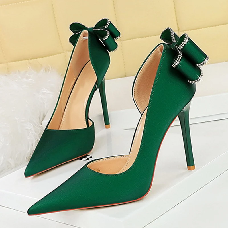 Zapatos de tacón alto de aguja con pedrería, punta fina y escote pronunciado. ¡Brilla con estilo y sensualidad en cada paso!