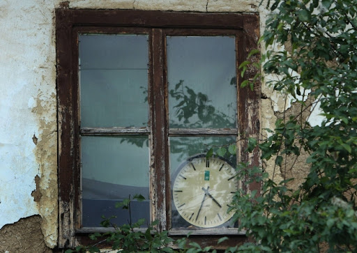 Fim "Šta nas greje, to nas truje" - motorno ulje, železnički pragovi, plastika, đubre...