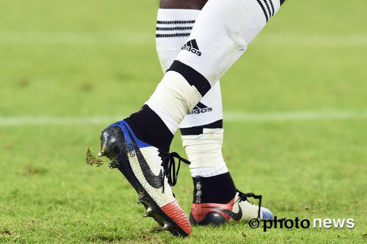 Pogba heeft zo zijn eigen manier om het Franse volk te steunen… Kijk maar naar zijn fantastische voetbalschoenen