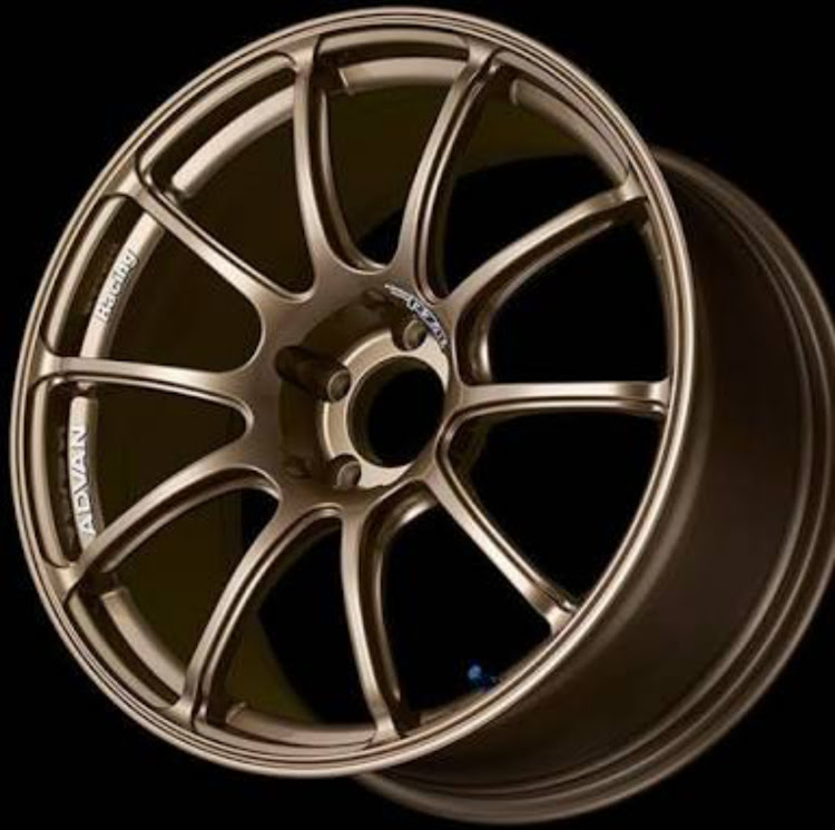レンさんが投稿したホイール・レッドメモリー・将来のクルマ・ホイール選び・車のおしゃれは足元から！に関するカスタム事例の投稿画像6枚目
