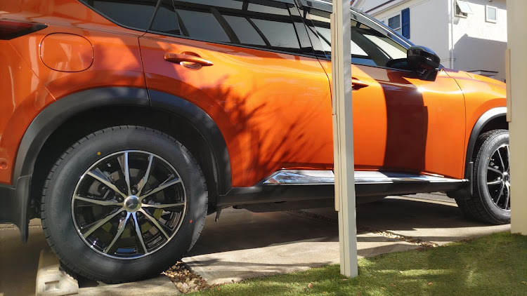 エクストレイルのスタッドレスタイヤへ交換・アイスナビSUV・タイヤ交換・サンライズオレンジに関するカスタム事例の投稿画像1枚目