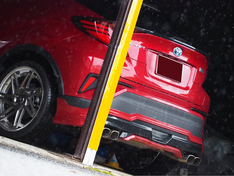 C-HRの愛車のお尻はこんな感じ・モデリスタ・ジーストST3・4本出しに関するカスタム事例の投稿画像2枚目