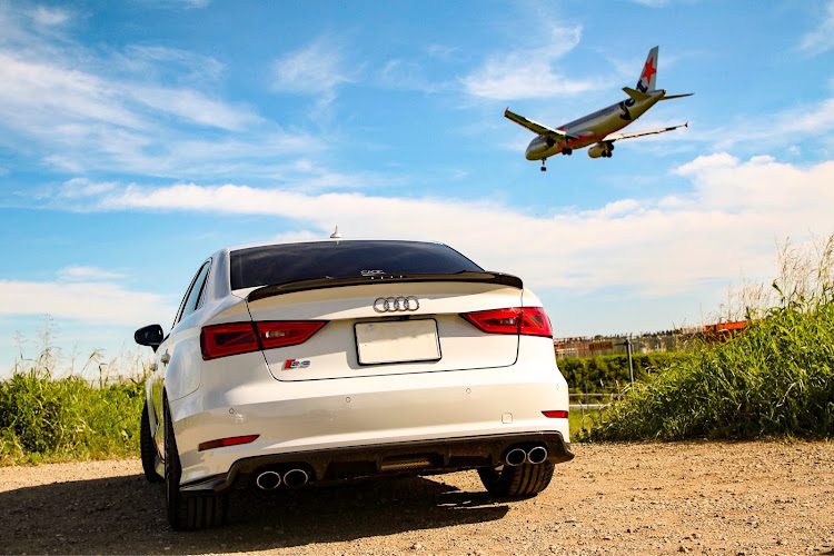 S3 セダンのアウディ・アウディS3・S3セダン・飛行機・青空に関するカスタム事例の投稿画像1枚目