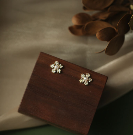 Vrouwelijke oorhangers met zachte bloem- en pareldetails. Elegant en vrouwelijk design. Perfect voor dagelijks gebruik en speciale gelegenheden, accentueren de schoonheid.