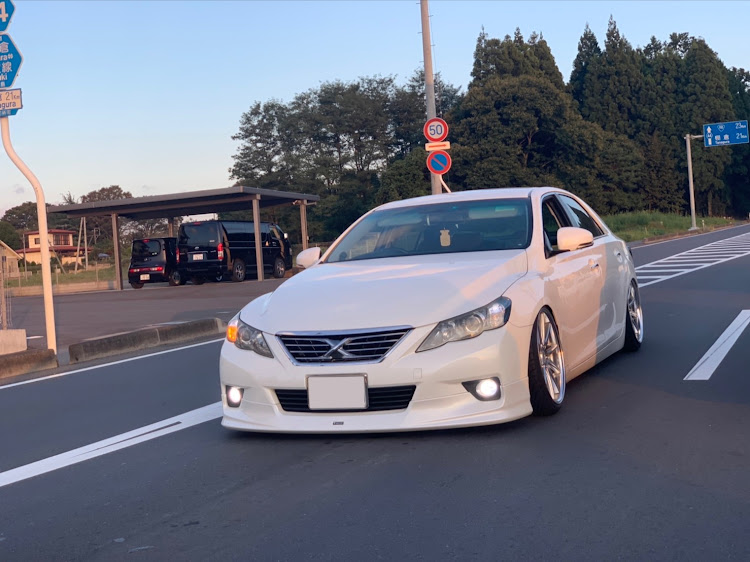 マークXの秋の交通安全週間・車高調整・生足・学校帰り・もっと下げたいに関するカスタム事例の投稿画像1枚目