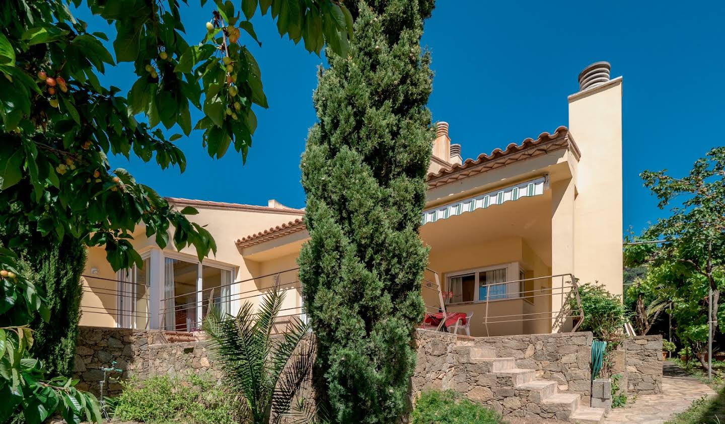 House with garden and terrace Roses