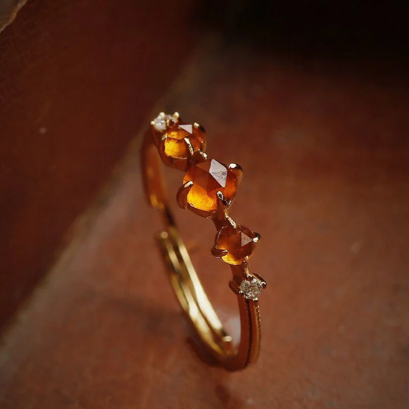 Retro French Palace Inlaid Orange Garnet Zircon Ring for Women. Light Luxury Advanced Ring for Elegance and Style.