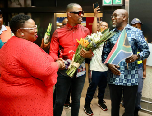 Zakes Bantwini was given a hero's welcome in KwaZulu-Natal on Thursday as he was met by eThekwini mayor Mxolisi Kaunda and deputy Zandile Myeni.