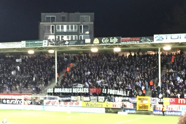 Kerstvoetbal leeft? Fans van Charleroi én Anderlecht hebben in de 12e minuut niet mis te verstane boodschap voor de kalendermakers