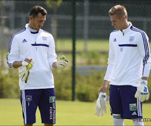 Belgische goalie slikt bittere pil: "Hier op de bank zitten is anders dan bij Anderlecht"