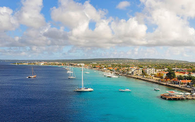Boats in the tropical waters along the scenic coastline of Bonaire. 