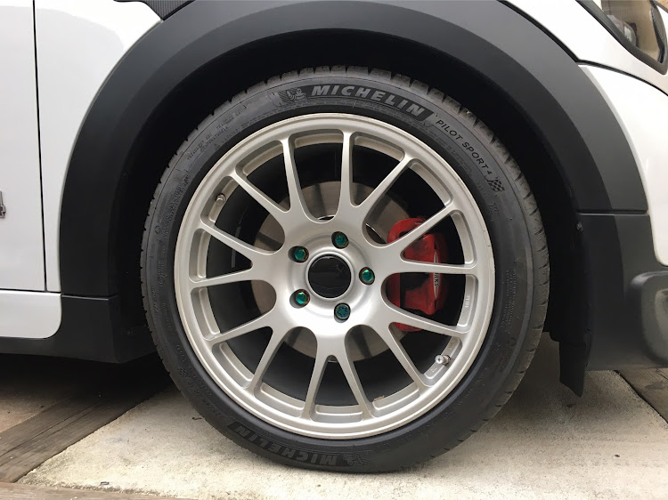 ミニ クロスオーバーのホイール交換・タイヤ交換・こだわり車外パーツ・MINI CROSSOVERに関するカスタム事例の投稿画像1枚目