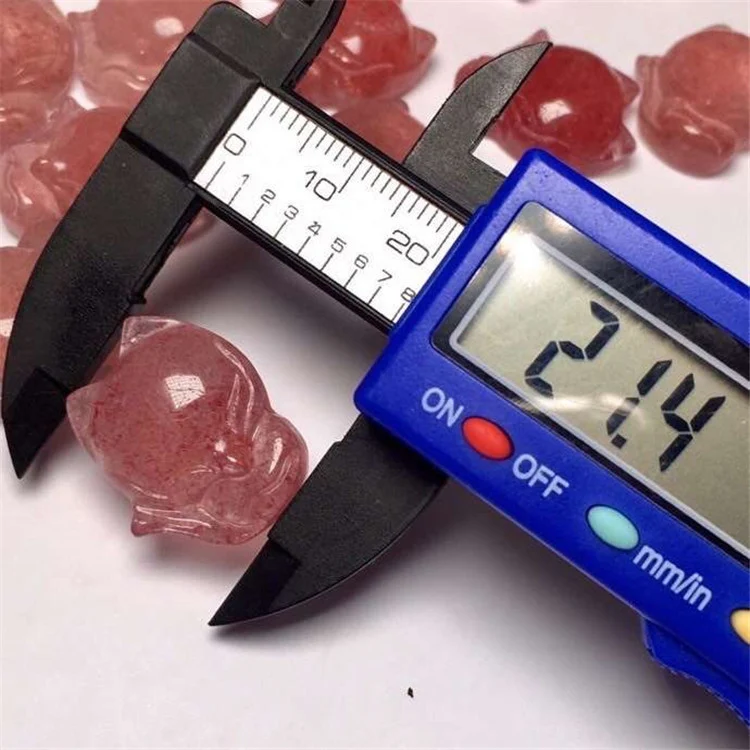 Title 1, Narukvica sa priveskom od prirodnog jagoda kvar...