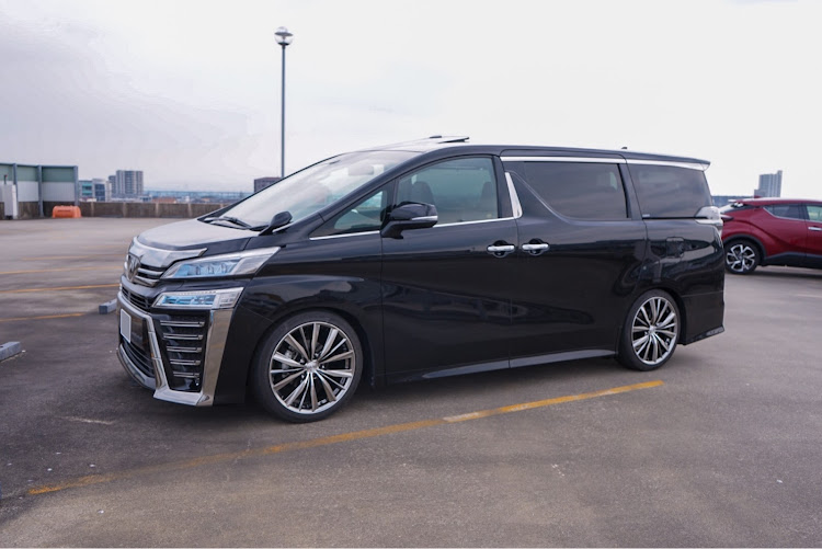 ヴェルファイアの光軸調整・ローダウン・車高調・HKSに関するカスタム事例の投稿画像1枚目