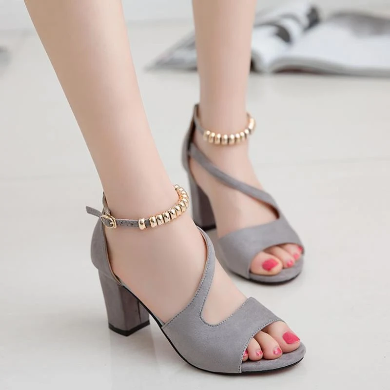 Escarpins à talons hauts avec boucle et talon épais, pour femmes. Le confort et l'élégance réunis, parfaits avec un sac à talon