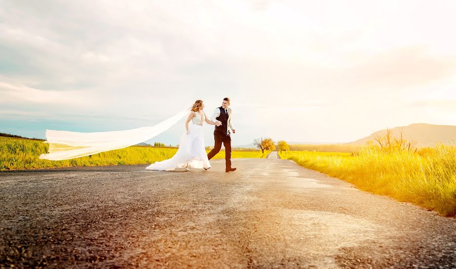 Fotografo di matrimoni Rita Szerdahelyi (szerdahelyirita). Foto del 2 maggio 2023