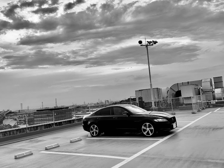 XFの愛車の白黒写真展・梅雨・某県某所・某立駐・JAGUAR XFに関するカスタム事例の投稿画像1枚目