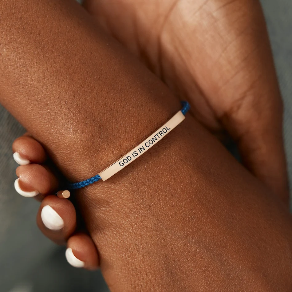 Bracelet de mode extensible en acier inoxydable tissé à la main. Élégant, confortable, parfait pour un style quotidien durable.