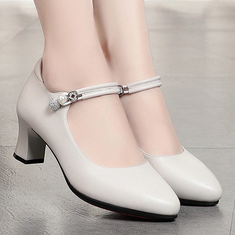 Décolleté con tacco alto e fibbia per donna, scarpe primaverili Cheongsam, scarpe in pelle per donne di mezza età, eleganti e alla moda, per mamme.